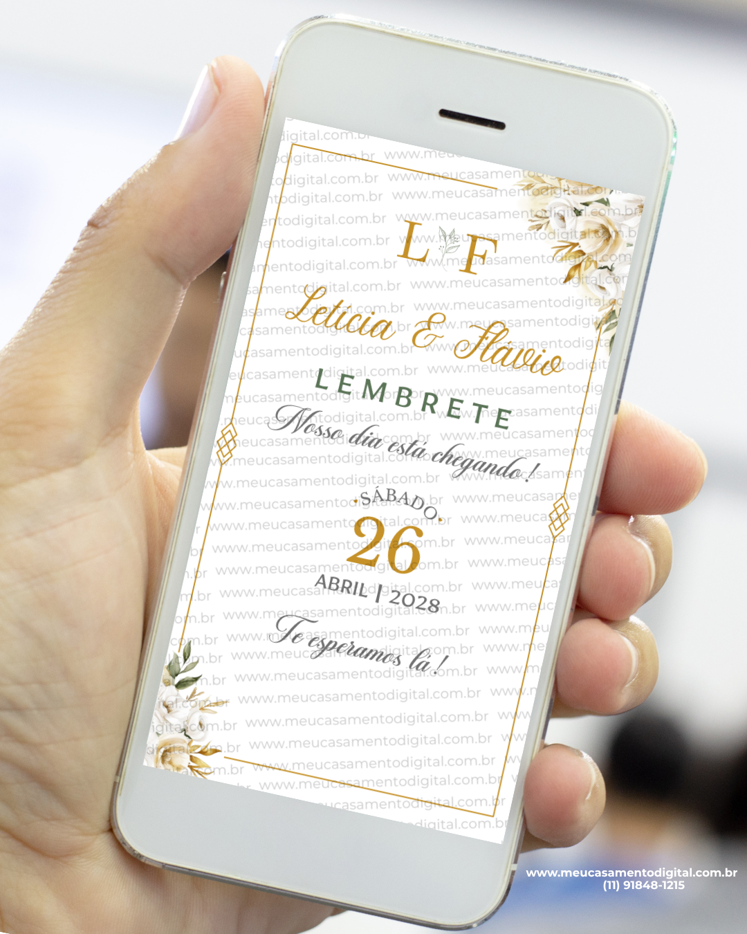 Pessoa segurando celular com lembrete digital de casamento dourado exibindo nomes dos noivos, data, horário e informações do evento.