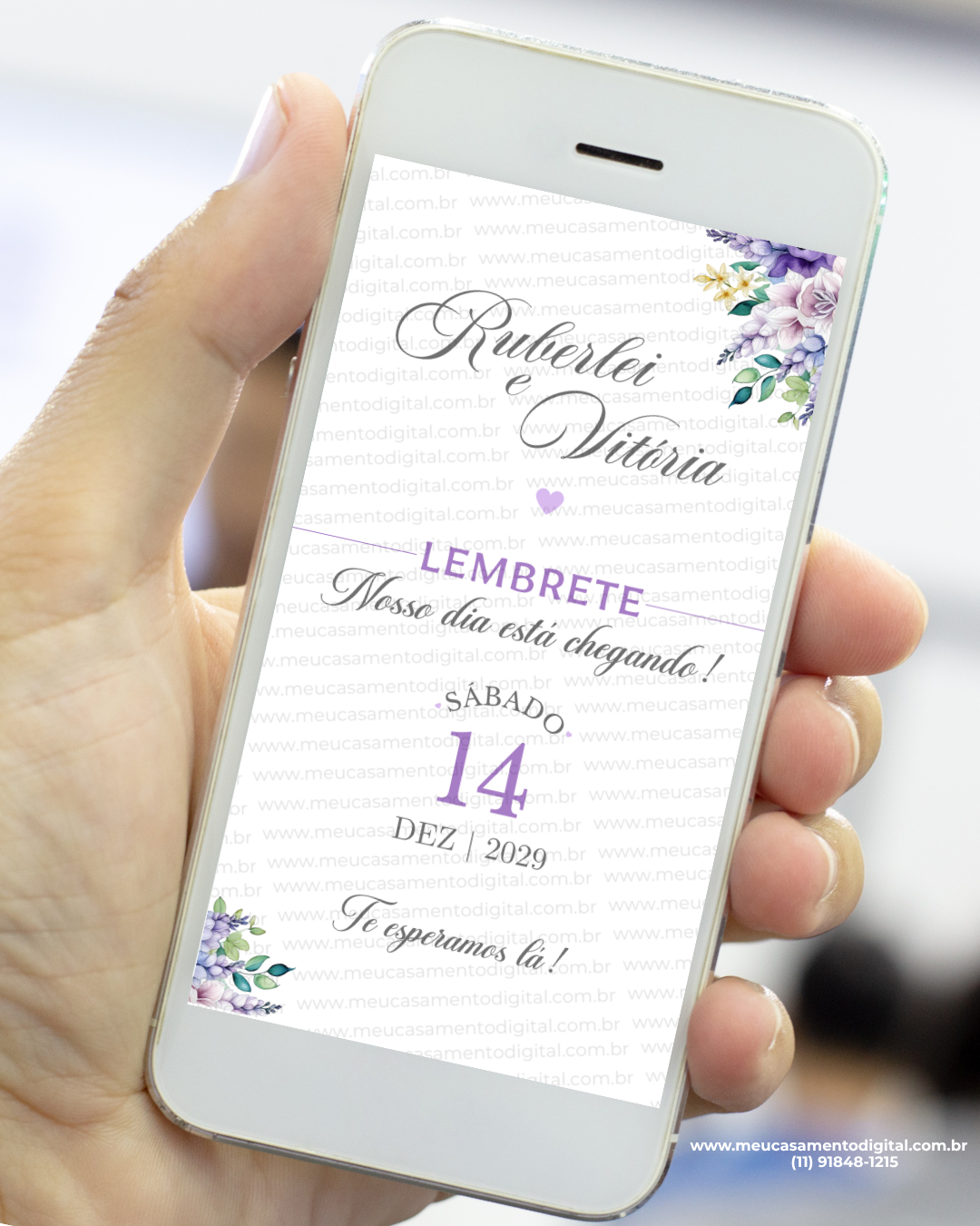 Lembrete de casamento lavanda com flores delicadas em tons lilás no celular