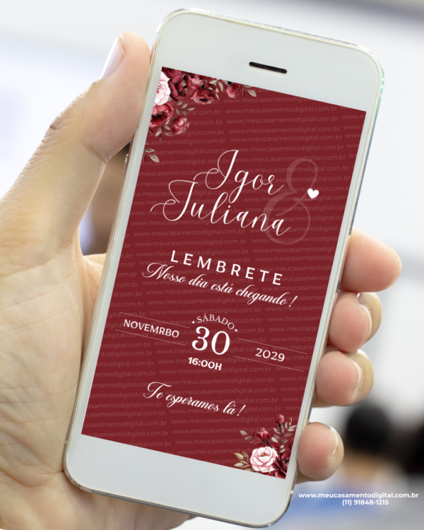 Lembrete digital de casamento marsala exibido na tela de um celular, com fundo vermelho escuro elegante, flores em tons de vinho nos cantos, tipografia cursiva branca com os nomes dos noivos e data do evento destacada.