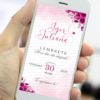 Lembrete digital de casamento fúcsia com flores delicadas exibido no celular para lembrar os convidados da data.
