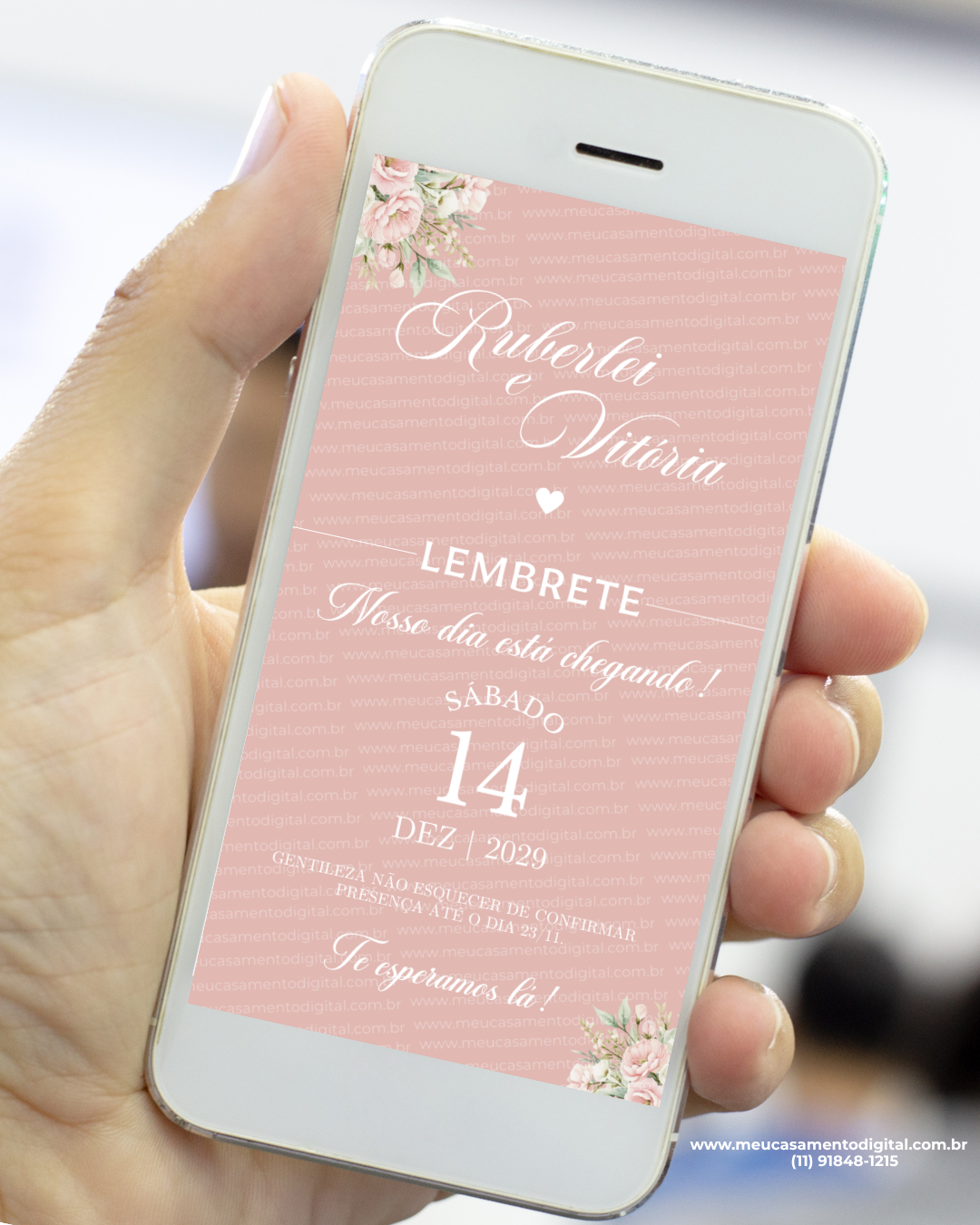 Lembrete digital de casamento em tom rosé exibido na tela de um celular, com flores delicadas nos cantos, tipografia elegante com os nomes do casal e data do evento em destaque.