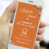 Lembrete digital de casamento na cor terracota exibido em um celular, com fundo quente e elegante, flores em tons neutros nos cantos, nomes dos noivos em destaque e data centralizada com tipografia sofisticada.