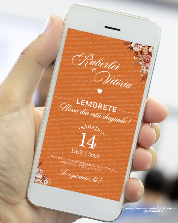 Lembrete digital de casamento na cor terracota exibido em um celular, com fundo quente e elegante, flores em tons neutros nos cantos, nomes dos noivos em destaque e data centralizada com tipografia sofisticada.