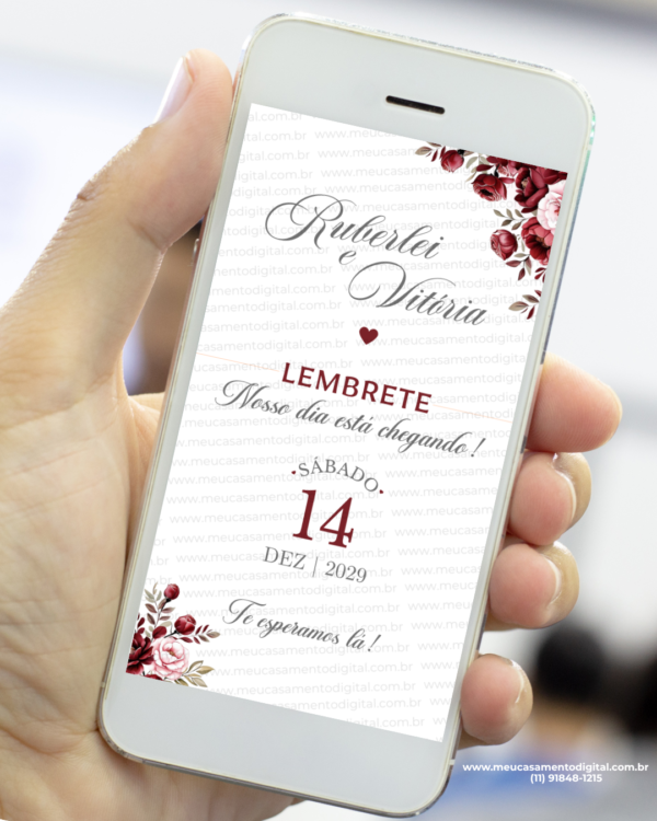 Lembrete digital marsala para casamento exibido em um celular, com fundo branco, flores em tons de vinho e rosa nos cantos, nomes dos noivos em caligrafia elegante e data destacada em vermelho escuro.