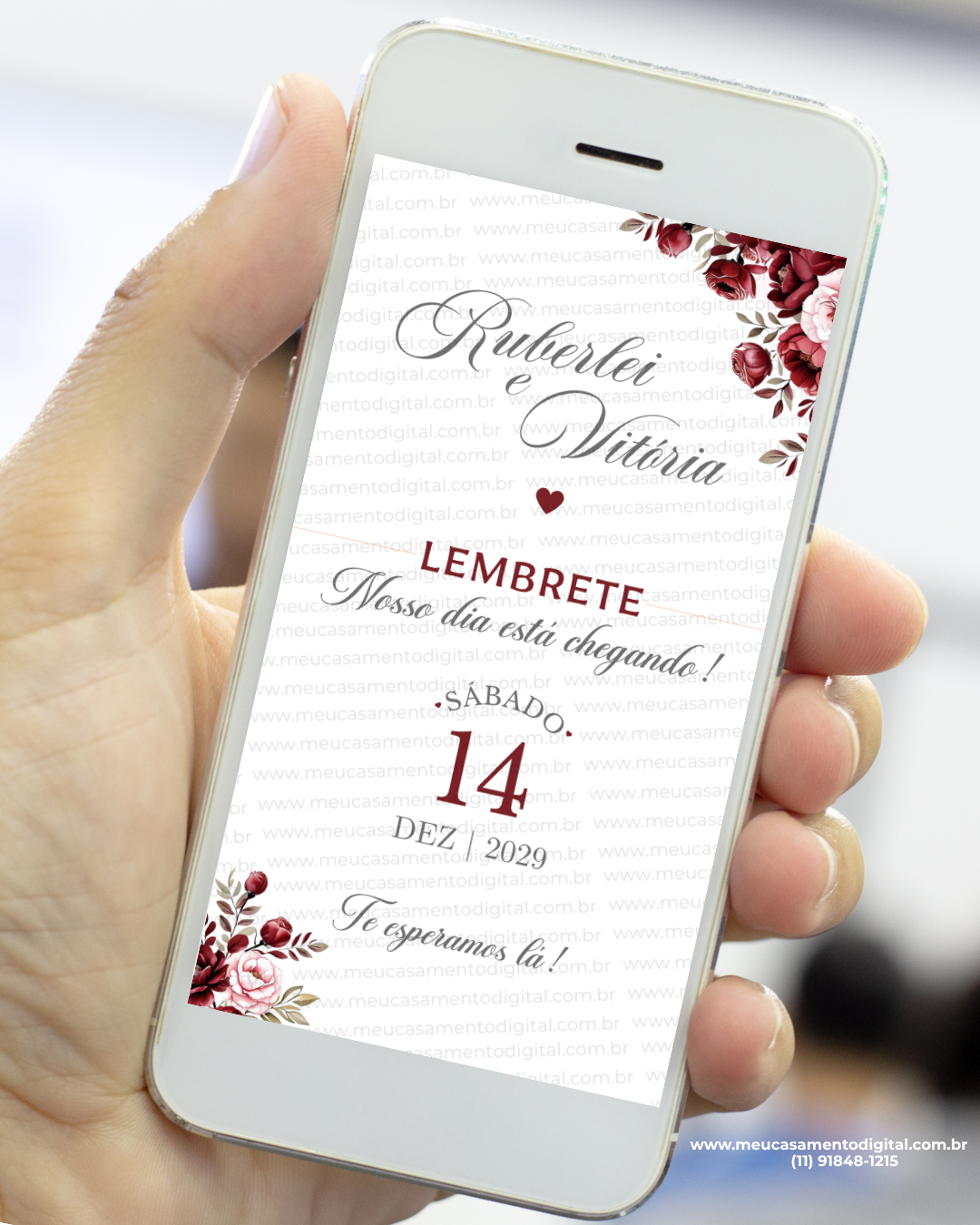 Lembrete digital marsala para casamento exibido em um celular, com fundo branco, flores em tons de vinho e rosa nos cantos, nomes dos noivos em caligrafia elegante e data destacada em vermelho escuro.
