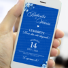 Lembrete digital de casamento azul em fundo intenso exibido no celular, com flores azuis nos cantos, nomes dos noivos em destaque e data centralizada com tipografia elegante