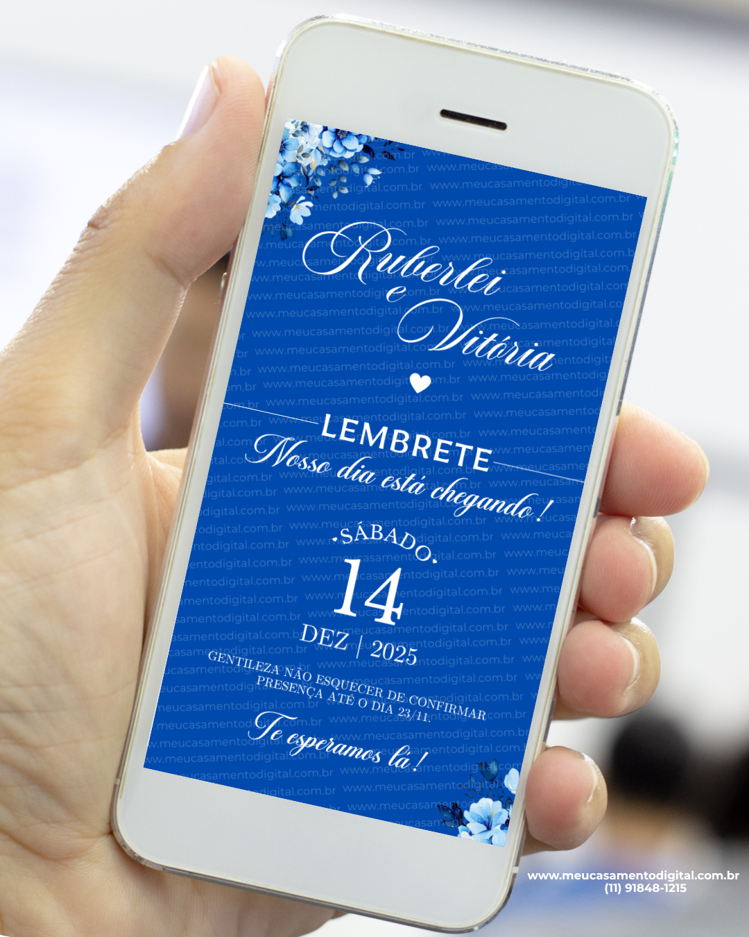 Lembrete digital de casamento azul em fundo intenso exibido no celular, com flores azuis nos cantos, nomes dos noivos em destaque e data centralizada com tipografia elegante