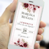 Lembrete digital para casamento marsala exibido em um celular, com fundo claro, moldura fina, arranjos florais em tons de marsala e rosa nas extremidades e informações do evento em tipografia elegante.