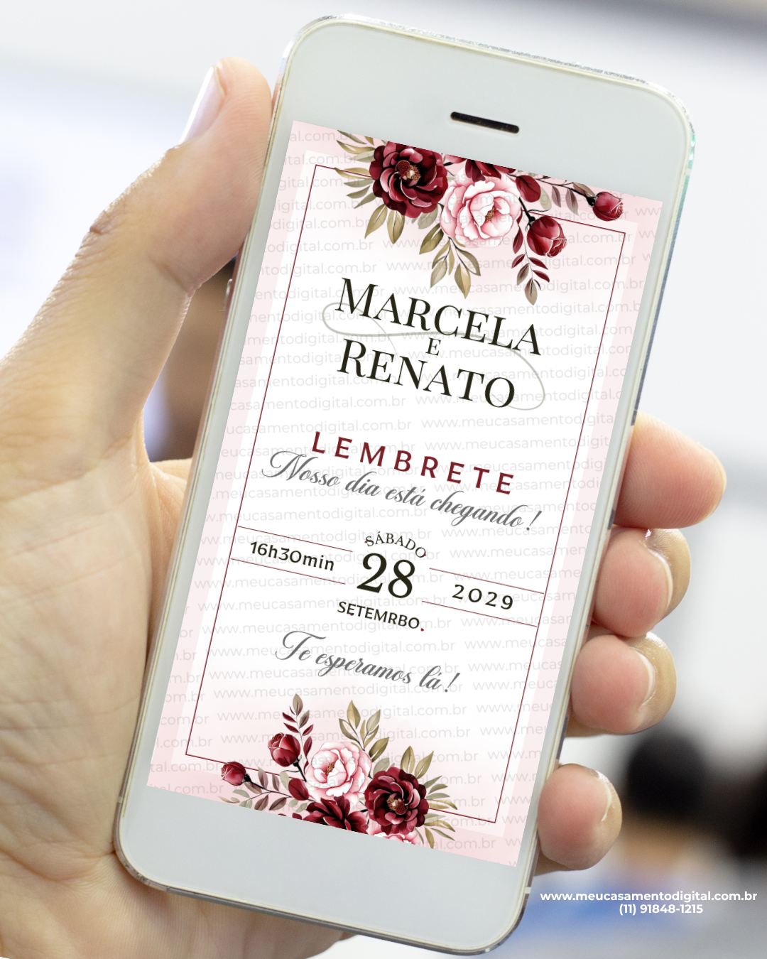 Lembrete digital para casamento marsala exibido em um celular, com fundo claro, moldura fina, arranjos florais em tons de marsala e rosa nas extremidades e informações do evento em tipografia elegante.