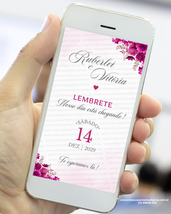 Lembrete digital de casamento rosa floral com flores delicadas exibido no celular para lembrar os convidados da data.