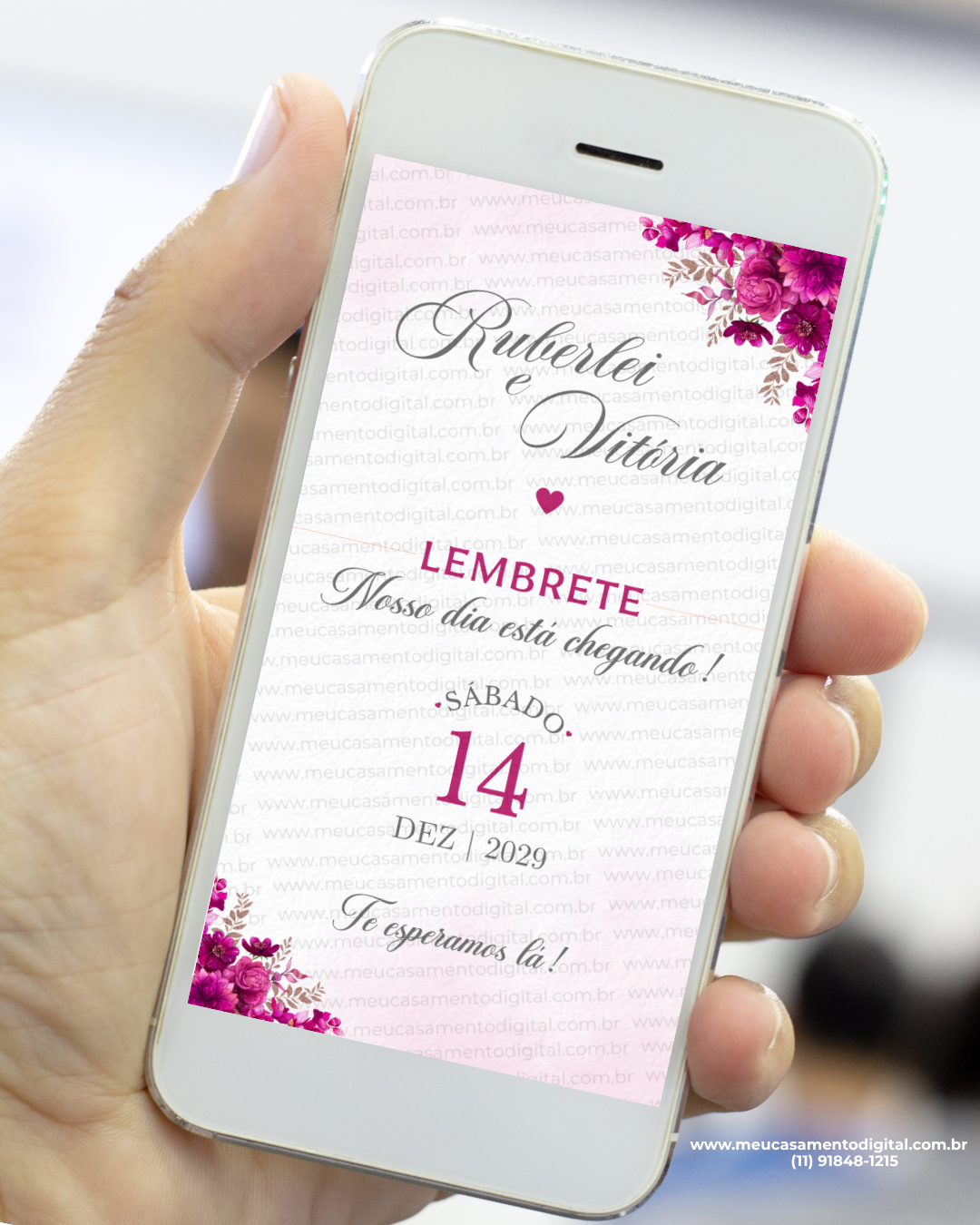 Lembrete digital de casamento rosa floral com flores delicadas exibido no celular para lembrar os convidados da data.