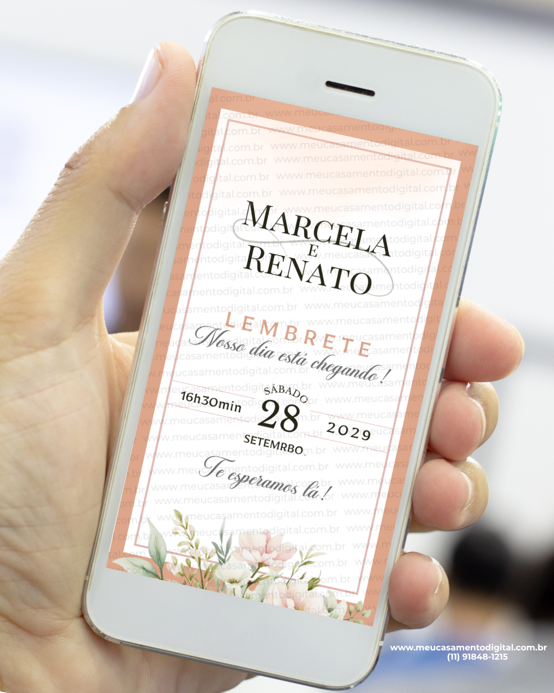 Lembrete digital para casamento rosé gold exibido em celular, com layout elegante, moldura delicada, flores suaves na base e informações do casamento com nomes e data em destaque.