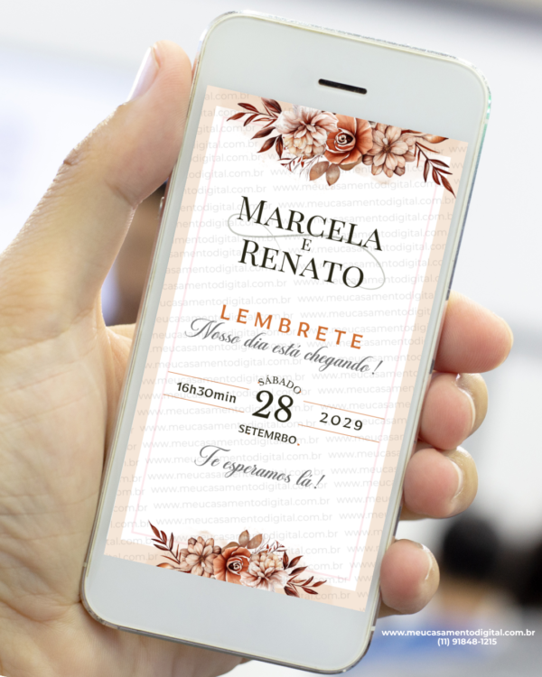Lembrete digital para casamento terracota exibido em um celular, com fundo claro, moldura delicada, flores em tons terrosos no topo e na base, nomes do casal centralizados e data do evento em destaque.