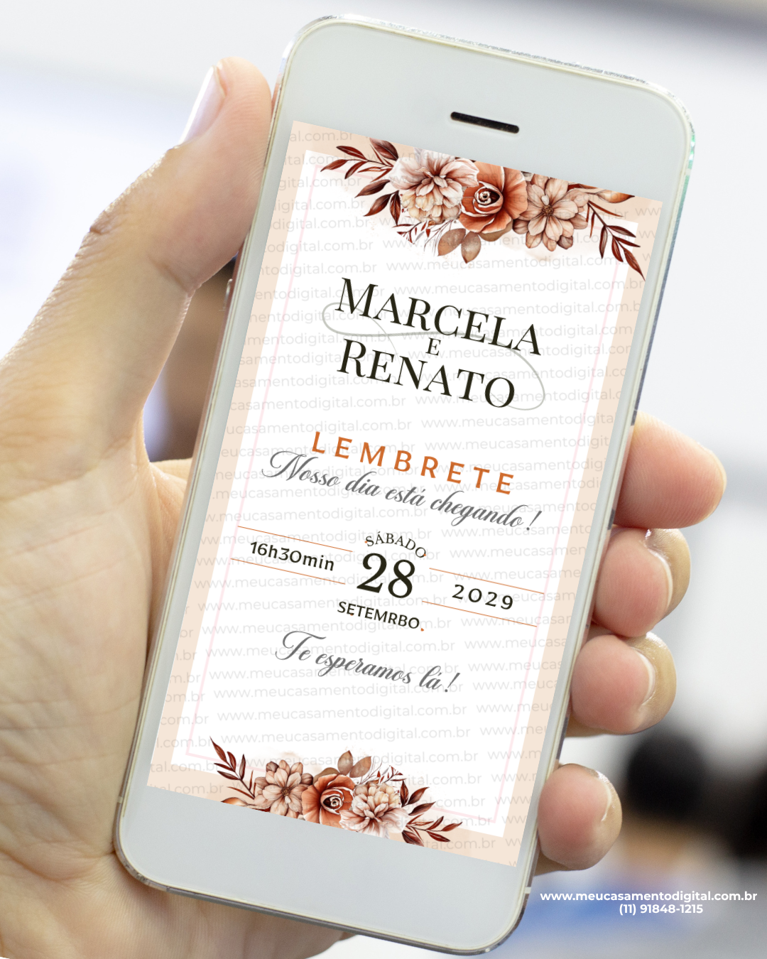 Lembrete digital para casamento terracota exibido em um celular, com fundo claro, moldura delicada, flores em tons terrosos no topo e na base, nomes do casal centralizados e data do evento em destaque.