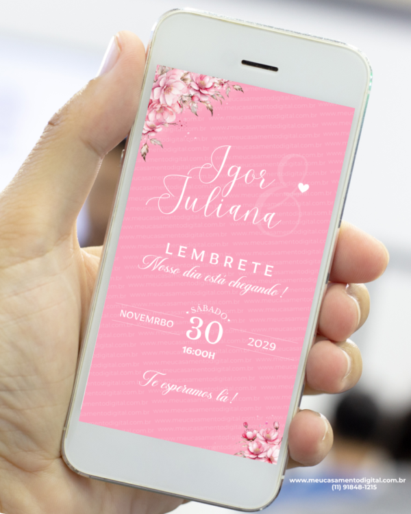 Lembrete digital de casamento em tom rosa com flores delicadas exibido no celular