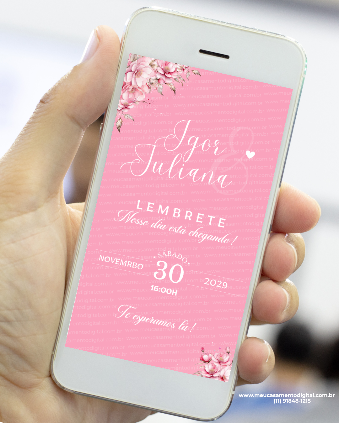 Lembrete digital de casamento em tom rosa com flores delicadas exibido no celular