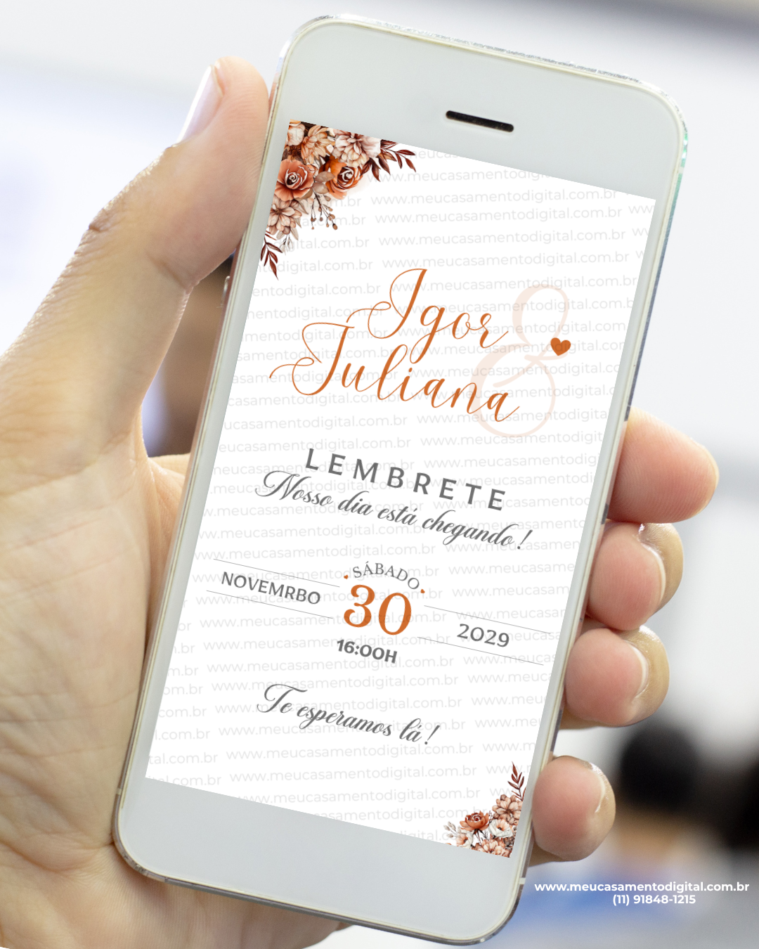 Lembrete digital terracota para casamento exibido em um smartphone, com fundo claro, flores em tons terrosos no topo e na base, nomes do casal em destaque e data central posicionada com tipografia sofisticada.