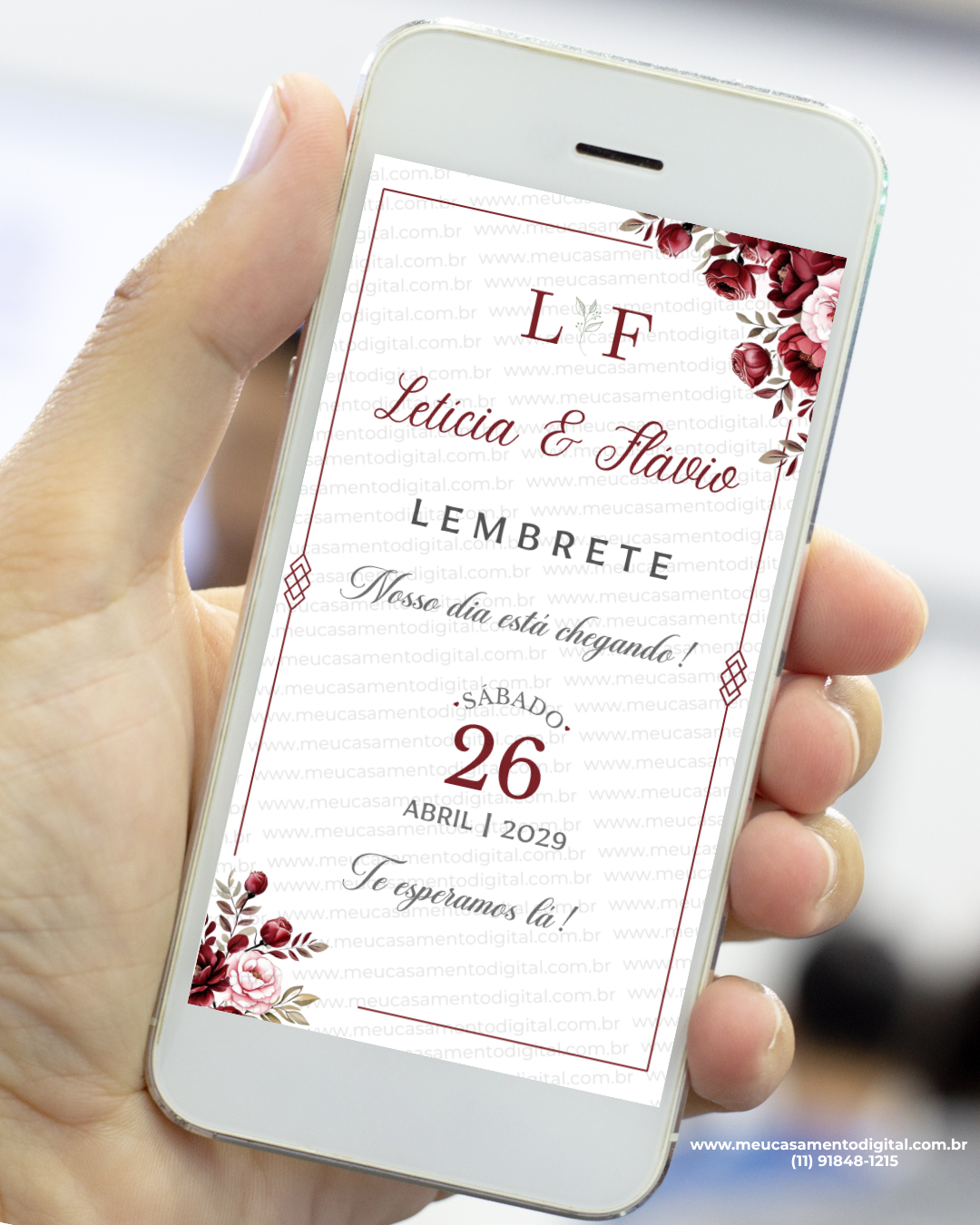 Lembrete marsala para casamento exibido em um celular, com fundo claro, moldura fina em tom vinho, flores marsala e rosadas nos cantos e nomes dos noivos em destaque com tipografia elegante.
