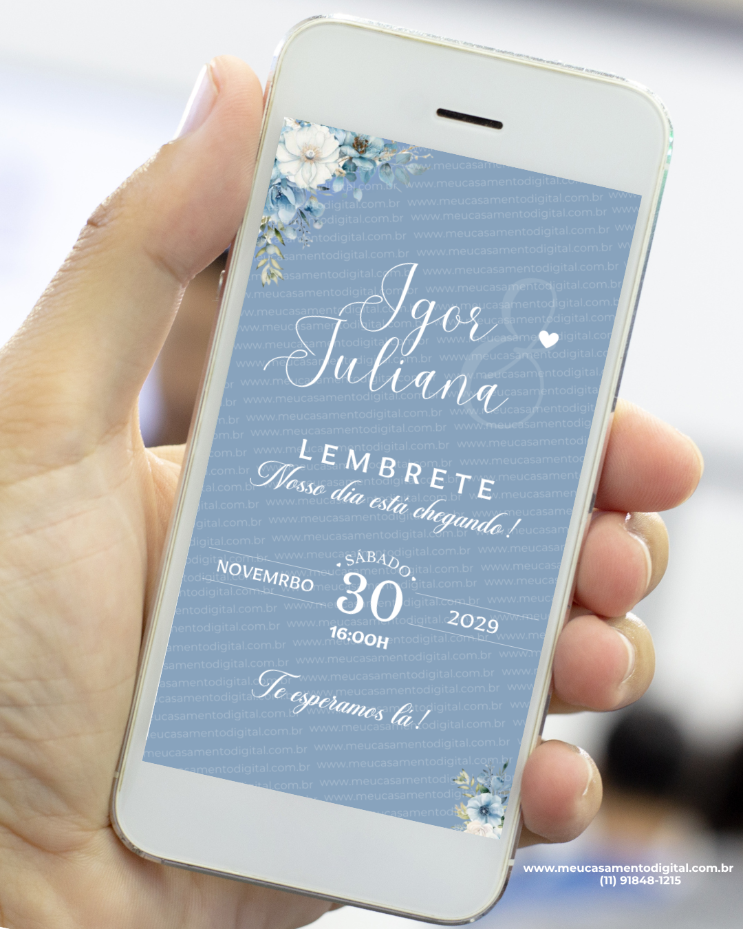 Lembrete digital de casamento azul elegante com flores delicadas no celular