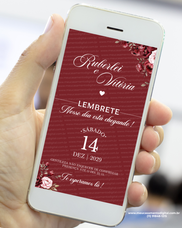 Lembrete para casamento marsala exibido na tela de um celular, com fundo vinho intenso, arranjos florais em tons de vermelho e rosa nos cantos e tipografia branca elegante destacando os nomes dos noivos e a data.