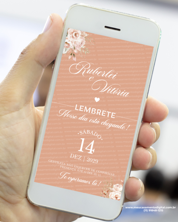 Lembrete para casamento rosé gold exibido na tela de um celular, com fundo em tom rosé sofisticado, flores delicadas nos cantos e tipografia elegante com nomes do casal e data do evento.