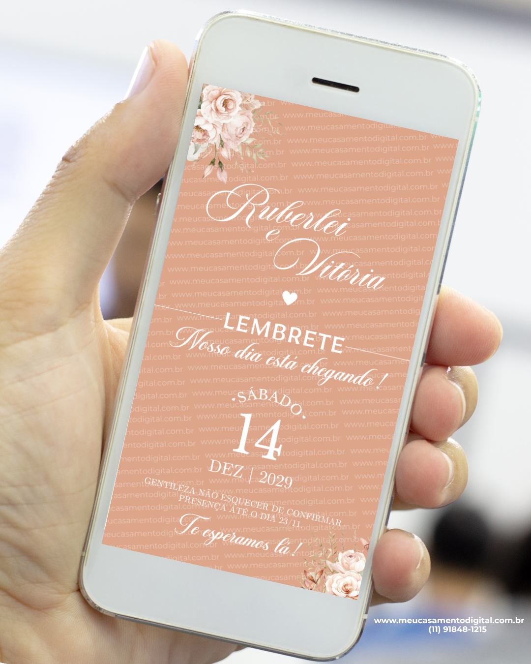 Lembrete para casamento rosé gold exibido na tela de um celular, com fundo em tom rosé sofisticado, flores delicadas nos cantos e tipografia elegante com nomes do casal e data do evento.