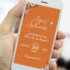 Lembrete para casamento na cor terracota exibido em um celular, com fundo em tom quente, detalhes florais em tons neutros nos cantos, nomes do casal em destaque e data do evento centralizada com tipografia elegante.