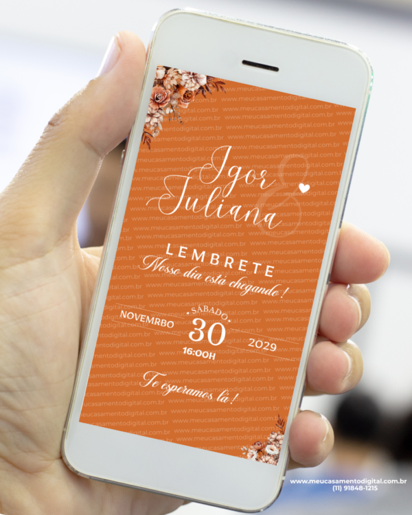 Lembrete para casamento na cor terracota exibido em um celular, com fundo em tom quente, detalhes florais em tons neutros nos cantos, nomes do casal em destaque e data do evento centralizada com tipografia elegante.