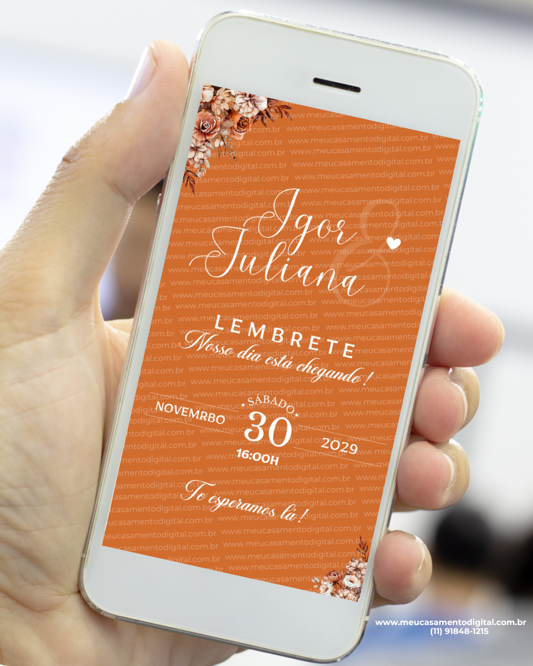 Lembrete para casamento na cor terracota exibido em um celular, com fundo em tom quente, detalhes florais em tons neutros nos cantos, nomes do casal em destaque e data do evento centralizada com tipografia elegante.