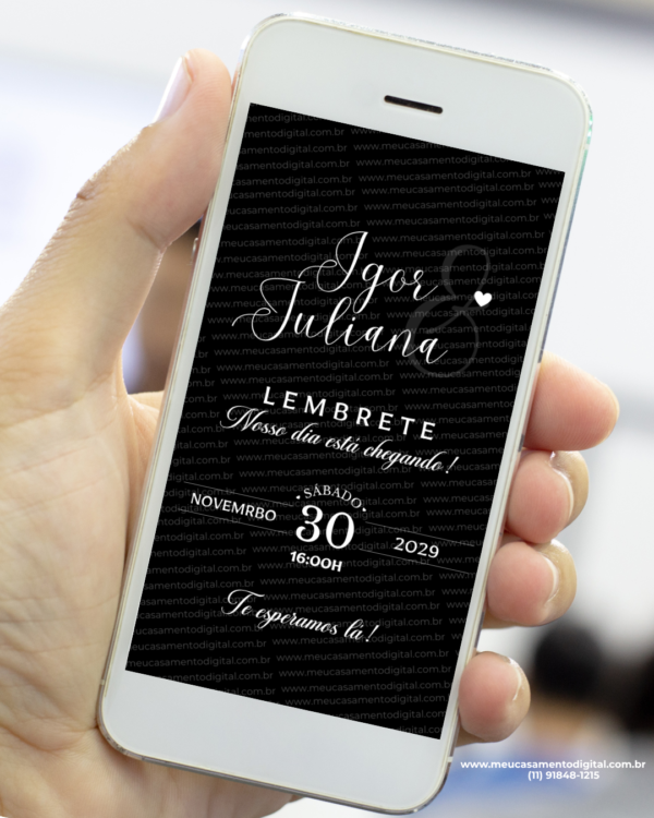 Lembrete preto para casamento exibido no celular com nomes do casal e data.