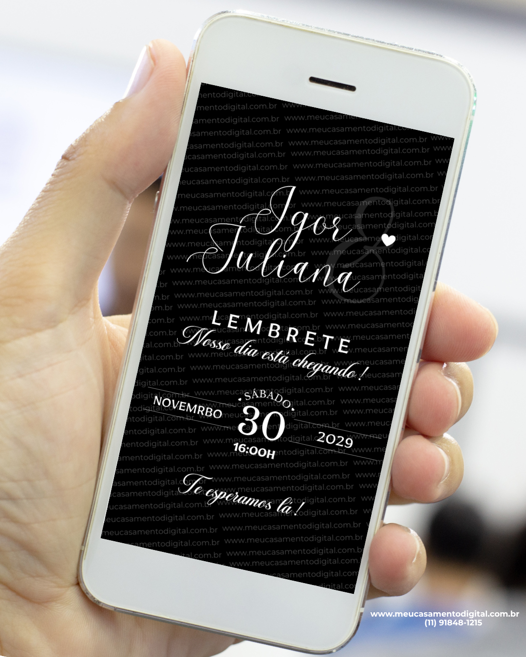 Lembrete preto para casamento exibido no celular com nomes do casal e data.