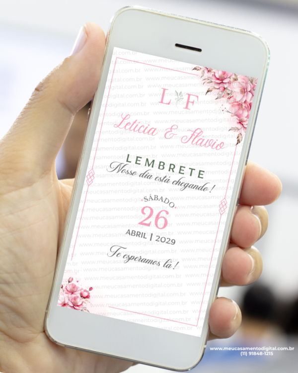 Lembrete digital de casamento rosa claro com flores delicadas exibido no celular para lembrar os convidados da data.