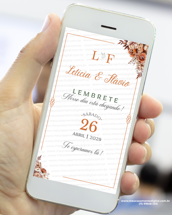 Lembrete terracota para casamento exibido em um celular, com fundo claro, moldura fina em tom terroso, flores delicadas nos cantos, nomes dos noivos em destaque e data do evento centralizada.