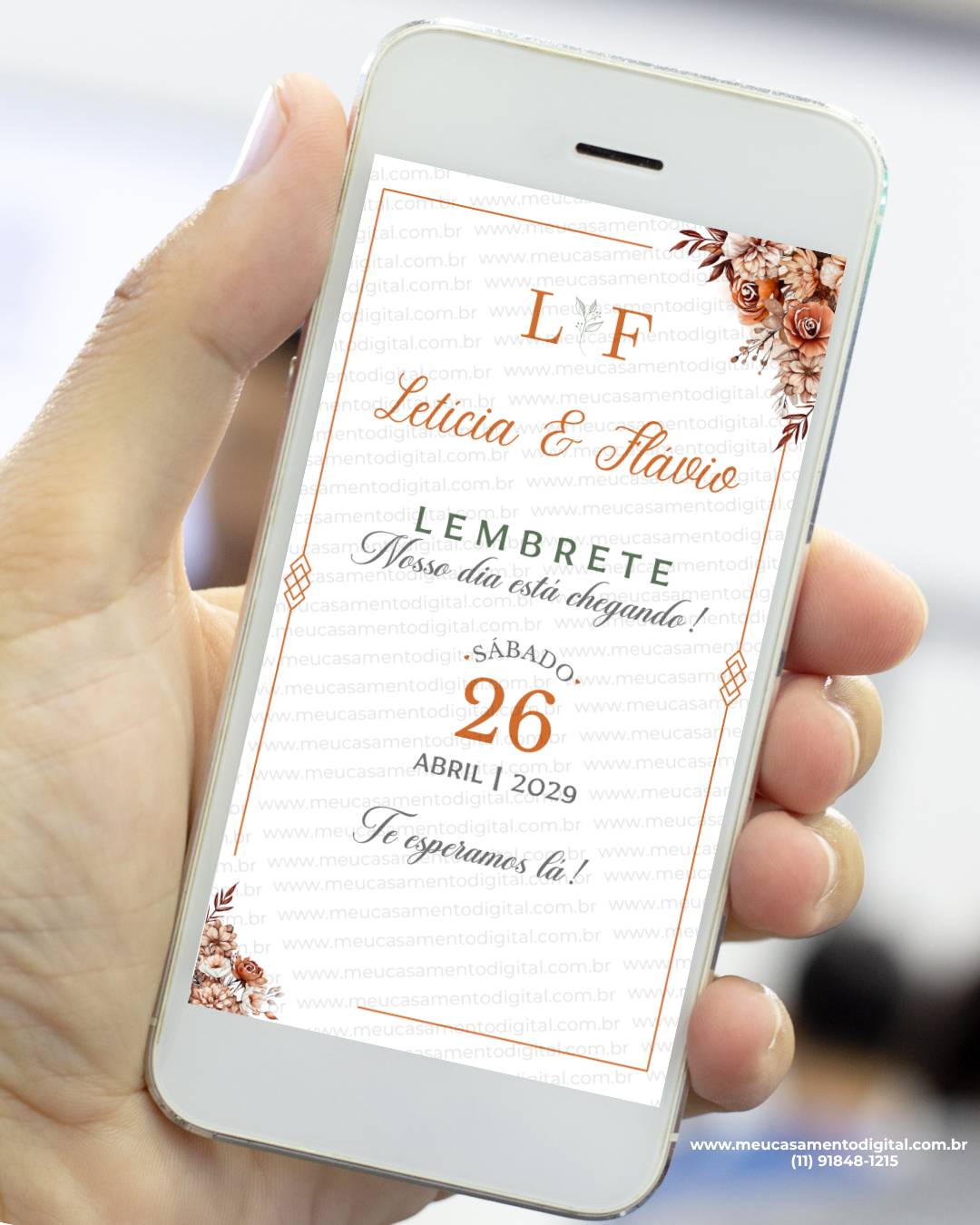 Lembrete terracota para casamento exibido em um celular, com fundo claro, moldura fina em tom terroso, flores delicadas nos cantos, nomes dos noivos em destaque e data do evento centralizada.