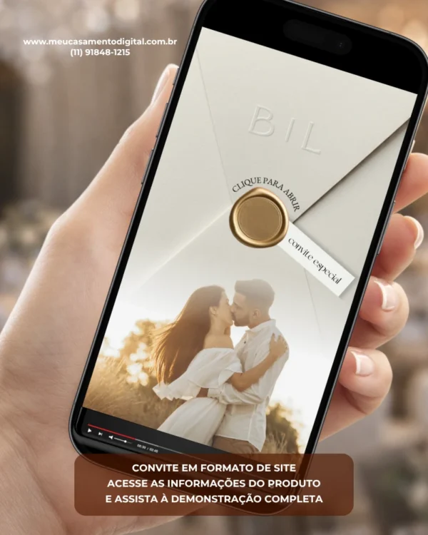 Convite de casamento branco e dourado com fotos exibido em smartphone, com envelope digital, selo dourado e foto do casal.