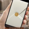 Convite de casamento clássico branco exibido em smartphone, com envelope digital branco e detalhes elegantes.