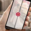 Convite de casamento interativo com envelope digital rosa e laranja exibido em smartphone, com foto do casal e selo de cera rosa.