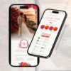 Parte interna do convite de casamento interativo com envelope digital rosa e laranja exibida em smartphones, com foto do casal, informações do evento e botões interativos.