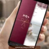 Convite interativo com envelope digital marsala para casamento exibido em smartphone.