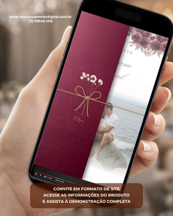 Convite interativo com envelope digital marsala para casamento exibido em smartphone.