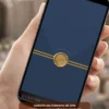 Convite para casamento azul marinho exibido em smartphone, com envelope digital azul escuro, linhas douradas e selo dourado.