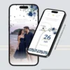 Parte interna do convite para casamento azul marinho exibida em smartphones, com foto do casal, flores azuis e informações do casamento.