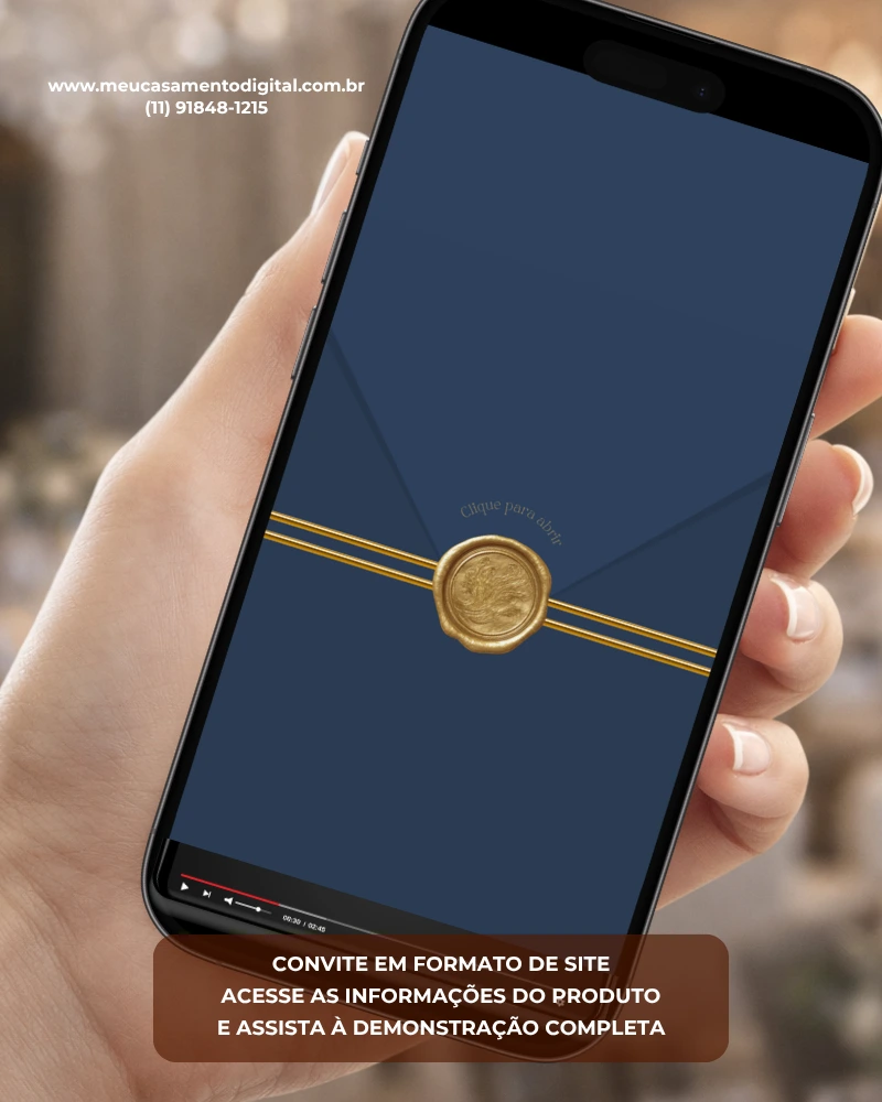 Convite para casamento azul marinho exibido em smartphone, com envelope digital azul escuro, linhas douradas e selo dourado.