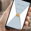 Convite para casamento azul serenity exibido em smartphone, com envelope digital azul claro, selo dourado e nomes dos noivos.