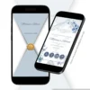 Parte interna do convite para casamento azul serenity exibida em smartphones, com foto do casal, detalhes florais e informações do evento.