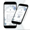 Convite para casamento azul serenity com sugestão de presente exibido em smartphones, com flores azuis e QR Code.