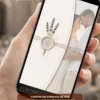 Convite para casamento lavanda com foto do casal exibido em smartphone, com flores de lavanda e selo de cera.