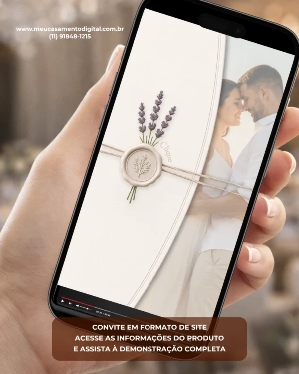 Convite para casamento lavanda com foto do casal exibido em smartphone, com flores de lavanda e selo de cera.