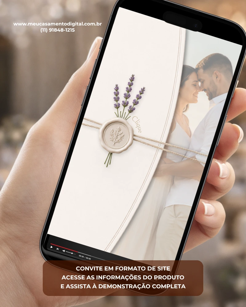Convite para casamento lavanda com foto do casal exibido em smartphone, com flores de lavanda e selo de cera.
