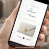 Modelo de convite de casamento branco e dourado com fotos exibido em smartphone, com envelope digital e detalhes elegantes.